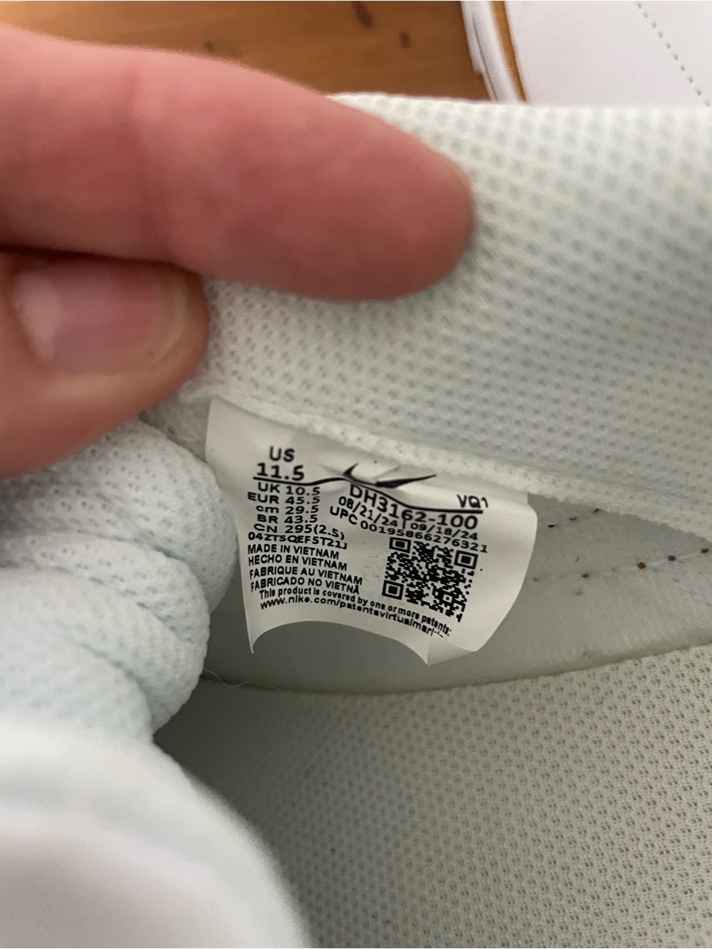 Nike Men’s Low-Top Sneakers - Picture 5 of 5